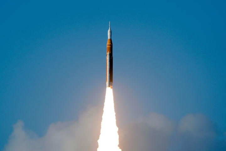 [케이프커내버럴=AP/뉴시스] 1일(현지 시간) 미 플로리다주 케이프커내버럴 케네디우주센터 39B 발사대에서 미항공우주국(NASA)의 아르테미스 2호 달 탐사 로켓이 발사되고 있다. NASA는 아르테미스 2호가 우주비행사 4명이 탑승한 우주선 '오리온'을 탑재하고 성공적으로 발사됐다고 밝혔다. 2026.04.02.