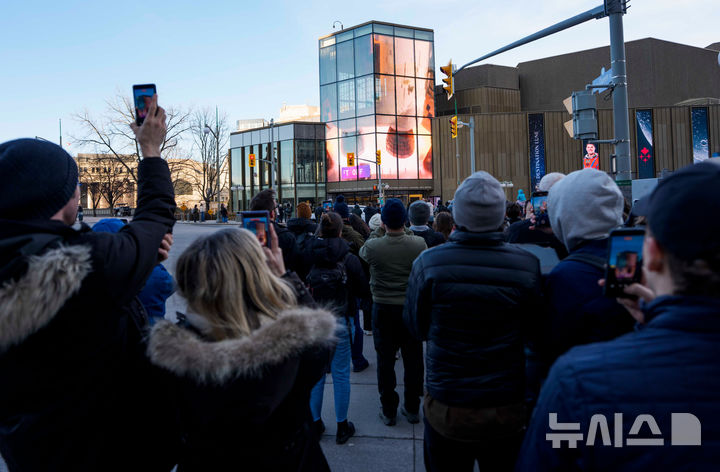 [오타와=AP/뉴시스] 1일(현지 시간) 캐나다 온타리오주 오타와에서 시민들이 미 항공우주국(NASA)의 유인 달 궤도 탐사 임무인 아르테미스 2호 발사 생중계를 보고 있다. 2026.04.02.
