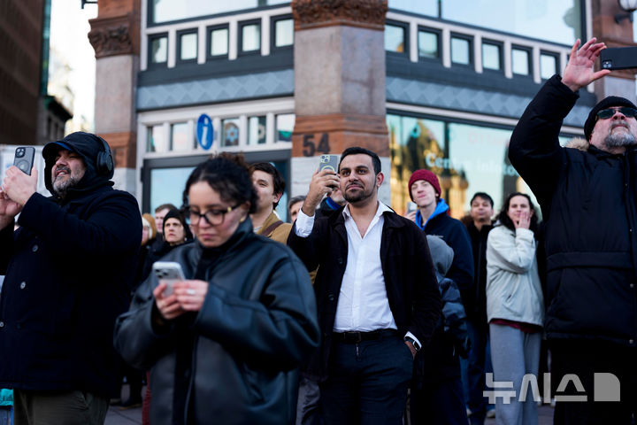 [오타와=AP/뉴시스] 1일(현지 시간) 캐나다 온타리오주 오타와에서 시민들이 미 항공우주국(NASA)의 유인 달 궤도 탐사 임무인 아르테미스 2호 발사 생중계를 보고 있다. 2026.04.02.