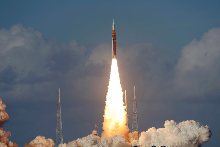 [케이프커내버럴=AP/뉴시스] 1일(현지 시간) 미 플로리다주 케이프커내버럴 케네디우주센터 39B 발사대에서 미항공우주국(NASA)의 아르테미스 2호 달 탐사 로켓이 발사되고 있다. NASA는 아르테미스 2호가 우주비행사 4명이 탑승한 우주선 '오리온'을 탑재하고 성공적으로 발사됐다고 밝혔다. 2026.04.02.