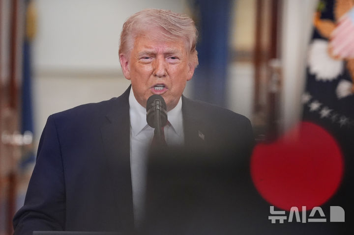 [워싱턴=AP/뉴시스] 도널드 트럼프 미국 대통령이 1일(현지 시간) 백악관 크로스홀에서 이란 전쟁과 관련해 대국민 연설을 하고 있다. 트럼프 대통령은 "2~3주 동안 이란을 대대적으로 타격할 것"이라며 "이란을 석기시대로 돌려보낼 것"이라고 말했다. 2026.04.02.