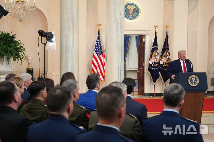 [워싱턴=AP/뉴시스] 도널드 트럼프 미국 대통령이 1일(현지 시간) 백악관 크로스홀에서 이란 전쟁과 관련해 대국민 연설을 하고 있다. 트럼프 대통령은 "2~3주 동안 이란을 대대적으로 타격할 것"이라며 "이란을 석기시대로 돌려보낼 것"이라고 말했다. 2026.04.02.