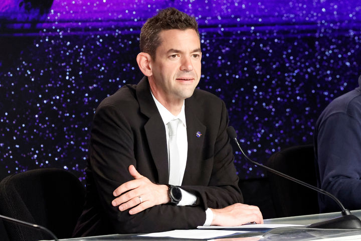 [케이프커내버럴=AP/뉴시스] 미항공우주국(NASA) 국장 재러드 아이작먼이 1일(현지시각) 미국 플로리다주 케이프커내버럴의 케네디우주센터 39B 발사대에서 아르테미스 2호 달 탐사 로켓이 발사된 후 열린 기자회견에서 발언하고 있다. 2026.04.06