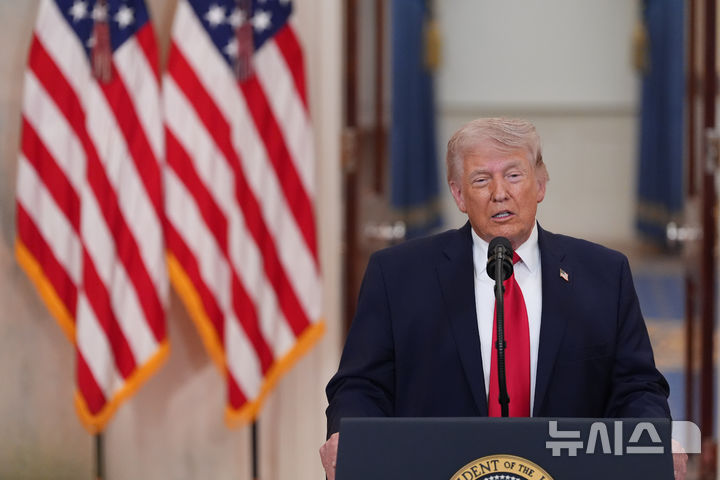 [워싱턴=AP/뉴시스] 도널드 트럼프 미국 대통령이 1일(현지 시간) 백악관 크로스홀에서 이란 전쟁과 관련해 대국민 연설을 하고 있다. 트럼프 대통령은 "2~3주 동안 이란을 대대적으로 타격할 것"이라며 "이란을 석기시대로 돌려보낼 것"이라고 말했다. 2026.04.02.