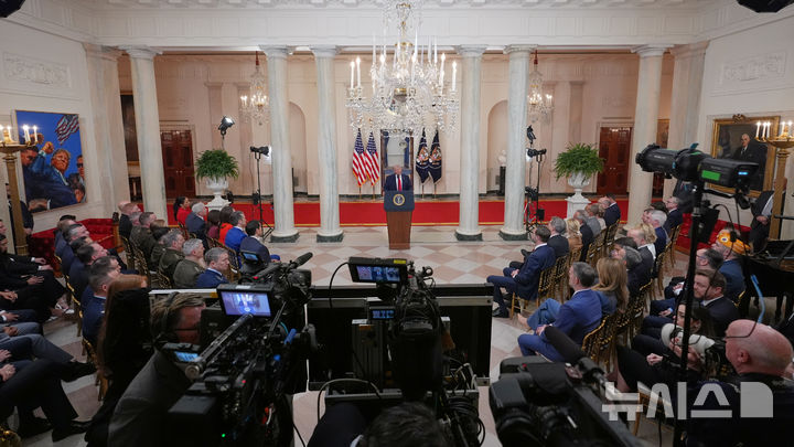 [워싱턴=AP/뉴시스] 도널드 트럼프 미국 대통령이 1일(현지 시간) 백악관 크로스홀에서 이란 전쟁과 관련해 대국민 연설을 하고 있다. 트럼프 대통령은 "2~3주 동안 이란을 대대적으로 타격할 것"이라며 "이란을 석기시대로 돌려보낼 것"이라고 말했다. 2026.04.02.