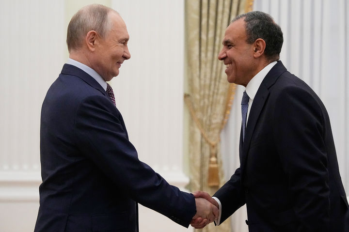 [모스크바=AP/뉴시스] 블라디미르 푸틴 러시아 대통령(왼쪽)과 바드르 압델라티 이집트 외무장관이 2일(현지 시간) 모스크바 크렘린궁에서 만나 악수하고 있다. 2026.04.03.