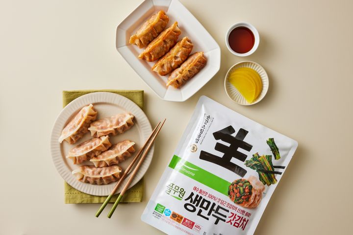 [서울=뉴시스] 풀무원식품은 여수 돌산갓의 알싸한 풍미가 살아있는 프리미엄 김치만두 '생만두 갓김치'를 출시했다.(사진=풀무원) *재판매 및 DB 금지