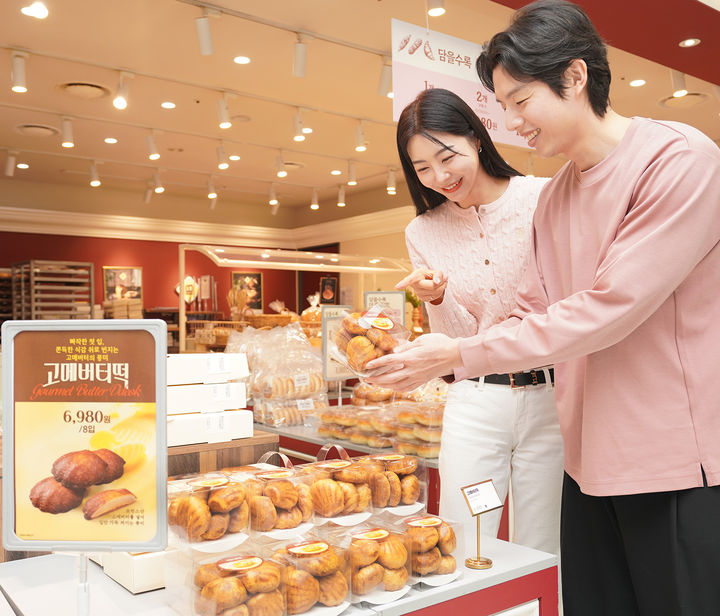 [서울=뉴시스] 지난 1일 서울 용산구 이마트 용산점 내 베이커리 매장 '블랑제리'를 찾은 고객들이 신세계푸드가 출시한 '고메 버터떡'을 구입하고 있다(사진=신세계푸드) *재판매 및 DB 금지