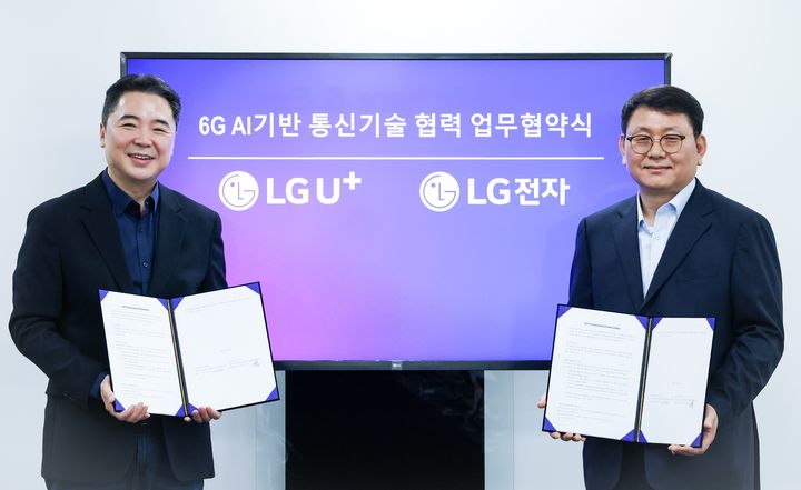 [서울=뉴시스]LG유플러스가 LG전자와 6G 시대를 대비한 AI 기반 통신기술의 선행 연구개발와 국제 표준화 협력을 위한 업무협약을 체결했다. 이상엽 LG유플러스 CTO(왼쪽)와 제영호 LG전자 C&M표준연구소장. (사진=LGU+ 제공) *재판매 및 DB 금지