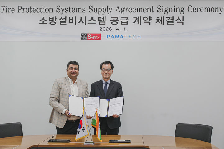 파라텍 서산 본사에서 테자스 샤(Tejas Shah) 사펙스 대표와 박선기 파라텍 대표가 계약을 체결한 후 기념 촬영을 하고 있다. (사진=파라텍) *재판매 및 DB 금지