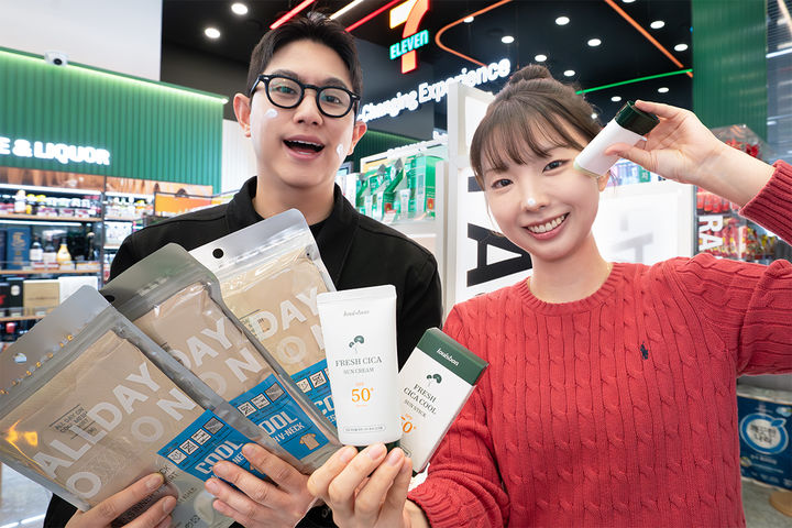 편의점 세븐일레븐이 하절기 시즌 패션 상품과 가성비 선케어 제품을 차례로 선보이며 다가오는 여름 채비에 나선다고 2일 밝혔다. *재판매 및 DB 금지