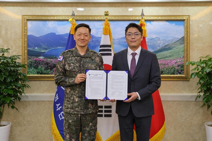 (왼쪽)최훈 제72사단보병사단장, (오른쪽)최근식 링크솔루션 대표이사. (사진=링크솔루션)&nbsp;&nbsp; *재판매 및 DB 금지