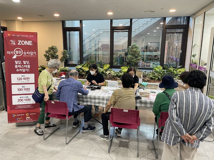 부천시 고혈압·당뇨병등록교육센터에서 어르신들이 혈압측정을 하고 있다. (사진=부천시 제공) *재판매 및 DB 금지