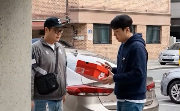 [서울=뉴시스] 1990년대 나이키 에어 조던 열풍을 경험하며 성장한 이들이 구매력을 갖춘 핵심 소비층으로 자리 잡으면서, 단순한 운동화가 아닌 하나의 문화적 자산이자 수집 대상으로 소비하고 있다. 사진 화성인 릴도지 '영포티 브이로그' 유튜브 영상 캡처 *재판매 및 DB 금지