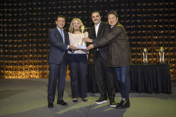 [서울=뉴시스] 현대차그룹은 1일(현지시간) ‘뉴욕 국제 오토쇼(New York International Auto Show)’에서 진행된 ‘2026 월드카 어워즈(2026 World Car Awards)’에서 현대차 아이오닉 6 N이 ‘세계 올해의 고성능 자동차(World Performance Car)’를 수상했다고 밝혔다. (왼쪽부터) 현대차 대표이사 호세 무뇨스 사장, 월드카 어워즈 심사위원 제니퍼 뉴먼 카즈닷컴 편집장, 현대차 랜디 파커 북미법인 최고경영자(CEO), 현대제네시스글로벌디자인담당 이상엽 부사장이 수상 기념사진을 촬영하는 모습.(사진=현대차 제공) *재판매 및 DB 금지