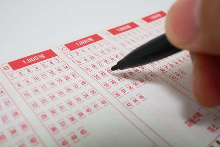 [서울=뉴시스] 지난 30일(현지시각) 미국 피플은 수년 간 2, 16, 18, 19, 26, 42의 6가지 숫자로 복권에 계속 도전했던 한 69세 여성이 지난 11일 마침내 당첨되어 120만 달러(약 18억)를 거머쥐게 됐다고 보도했다. (사진=유토이미지)