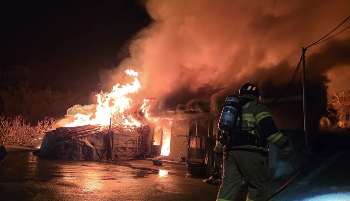 [김천=뉴시스] 김천 지례면 단독주택 불. (사진=경북소방본부 제공) 2026.04.02 photo@newsis.com *재판매 및 DB 금지