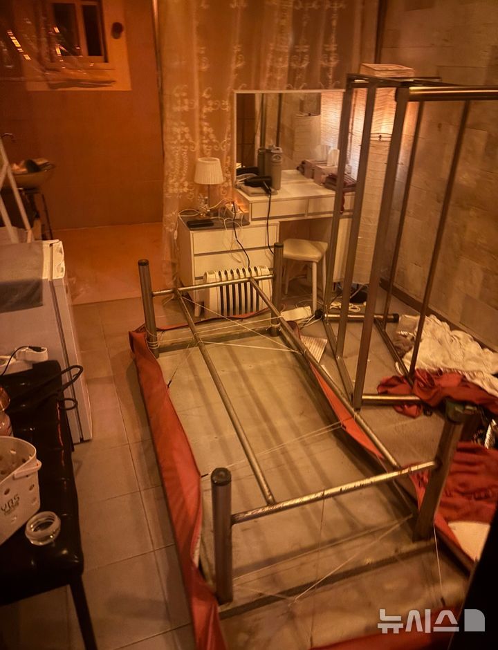 [서울=뉴시스] 경찰이 외국인 관광객을 상대로 성매매를 알선한 대형 업소 등을 무더기로 적발했다. 경찰이 단속한 서울 시내 한 성매매업소 내부 모습. (사진 제공=서울경찰청) 2026.04.02. photo@newsis.com