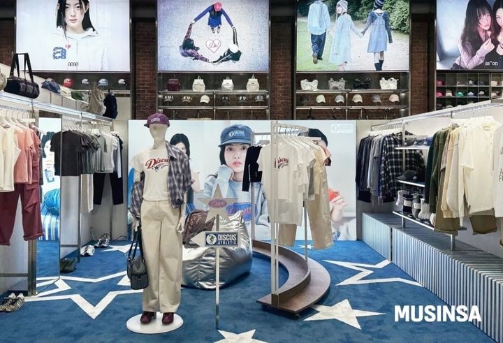 무신사가 100년 전통의 아메리칸 헤리티지 스포츠웨어 브랜드 '디스커스 애슬레틱(DISCUS ATHLETIC)'의 우먼 라인을 최초로 공개하고, '무신사 스토어 성수'에서 팝업 스토어를 운영한다고 2일 밝혔다.(사진=무신사 제공) *재판매 및 DB 금지 *재판매 및 DB 금지