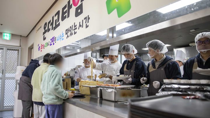 [서울=뉴시스] 첫 '온더고타임' 행사가 진행된 서울 강서구 지온보육원.(사진=아워홈) *재판매 및 DB 금지