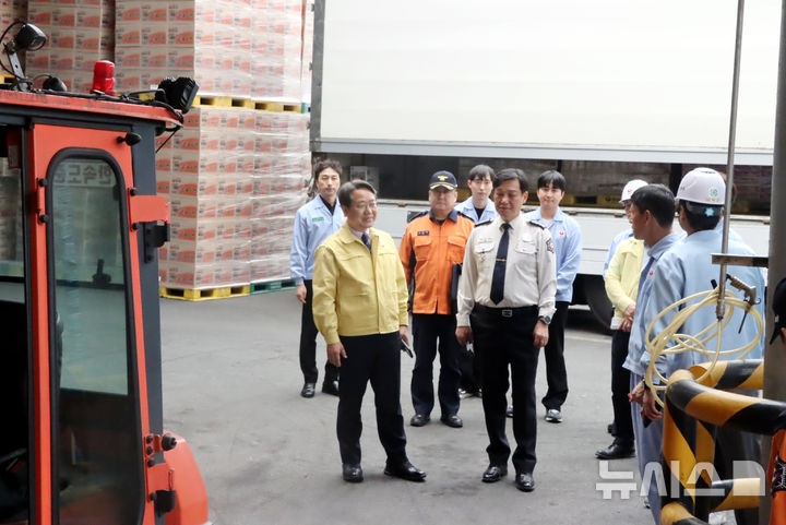 [군포=뉴시스] 최홍규 군포시 부시장(노란색 점퍼)과 김인겸 군포소방서장이 지난 1일 관내 주요 제조 시설에 대한 안전 점검에 나선 가운데 현장을 살피고 있다. (사진=군포소방서 제공). 2026.04.02.photo@newsis.com