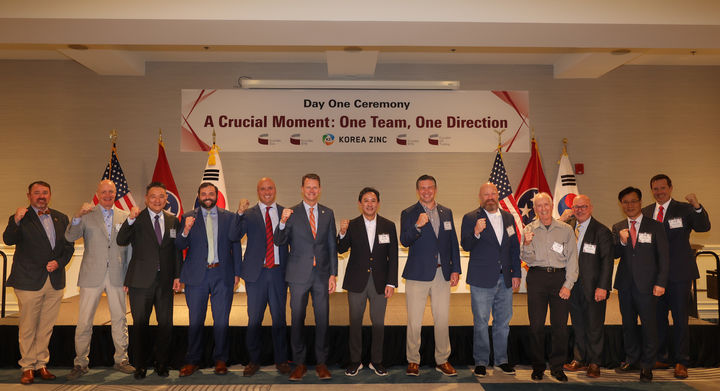 [서울=뉴시스] 최윤범 고려아연 회장(가운데)이 1일(현지시간) 미국 테네시주 클락스빌에서 현지 관계자들과 기념 촬영하는 모습. (사진=고려아연) 2026.04.02. photo@newsis.com *재판매 및 DB 금지 *재판매 및 DB 금지