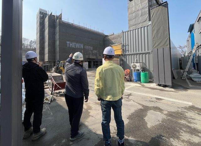 [화성=뉴시스] 화성시 효행구 공직자들이 건설현장을 둘러보며 추락방지 및 가설구조물 안전관리 상태를 확인하고 있다. (사진=화성시 제공) 2026.04.02. photo@newsis.com *재판매 및 DB 금지