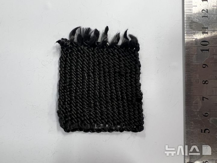 [울산=뉴시스] 개발된 소재 실물 사진. 머리카락보다 가는 탄소 섬유가 뭉쳐진 형태다. 사진은 소재 약 1.4g의 모습 (사진=UNIST 제공) 2026.04.02. photo@newsis.com