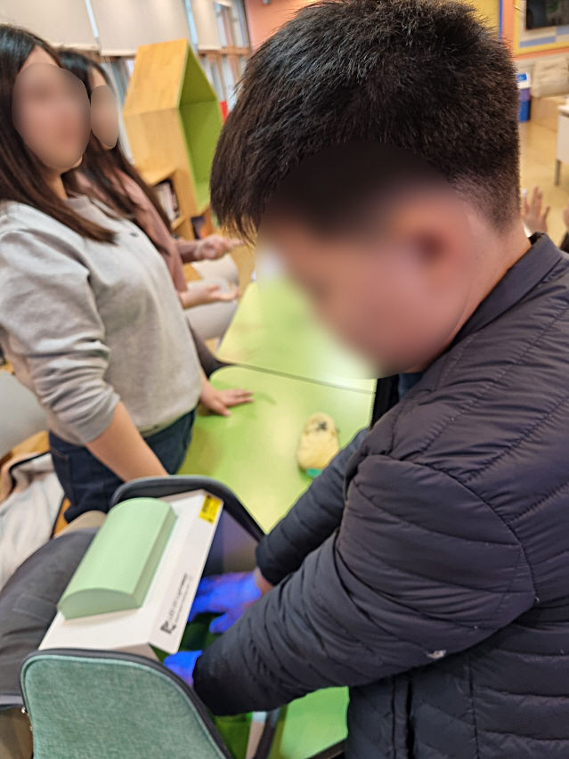 [창녕=뉴시스] 학생들이 손씻기 교육기(뷰박스) 체험 학습을 하고 있다. (사진= 창녕군 제공) 2026.04.03. photo@newsis.com *재판매 및 DB 금지