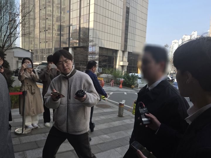 [서울=뉴시스] 이지영 기자= 김병기 차남 김모씨가 2일 서울 마포청사에 출석하고 있다. 2026.04.02. jee0@newsis.com *재판매 및 DB 금지