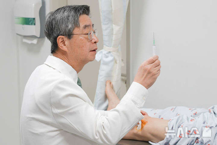 [서울=뉴시스] 고용곤 연세사랑병원 병원장이 SVF 주사를 준비하고 있다. (사진= 연세사랑병원 제공)