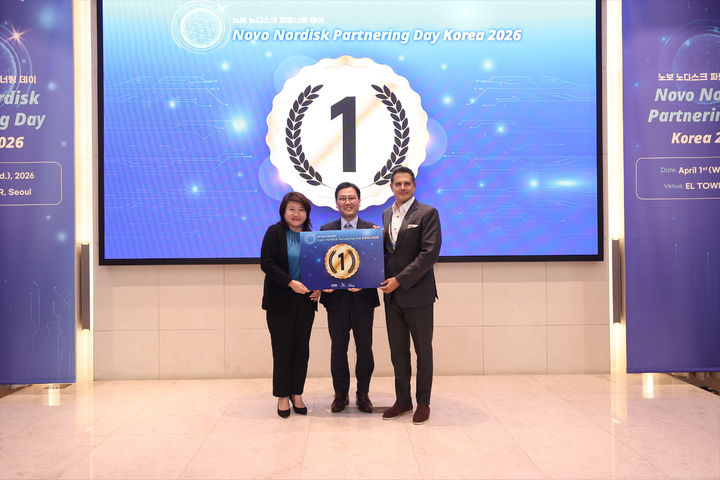 [서울=뉴시스] 노보 노디스크 파트너링 데이 피칭 이벤트에서 이뮤노포지가 최종 피칭 1위 수상 기업으로 선정됐다. 왼쪽부터 노보 노디스크 글로벌 사업개발 및 외부 혁신팀의 제니 양 아태 외부 혁신 총괄, 이뮤노포지 안성민 대표, 노보 홀딩스의 아밋 카카르 아시아 지역 총괄 매니징 파트너. (사진=노보 노디스크제약 제공) 2026.4.2. photo@newsis.com *재판매 및 DB 금지