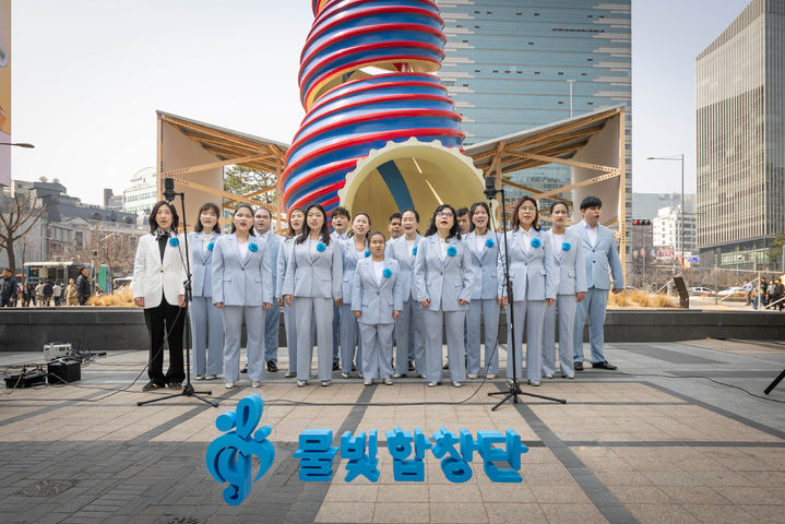 [서울=뉴시스] 코웨이 물빛합창단의 봄 맞이 야외 버스킹 공연. (사진=코웨이 제공) 2026.04.02. photo@newsis.com *재판매 및 DB 금지