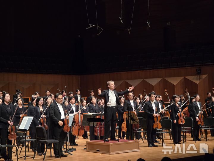 [서울=뉴시스] 조기용 기자 = 지난 1일 서울 서초구 예술의전당 콘서트홀에서 '2026 예술의전당 교향악축제' 개막공연이 열렸다. 이날 무대에 오른 국립심포니오케스트라 예술감독 로베르토 아바도가 공연 후 객석에 인사하고 있다. 2026.04.02. excuseme@newsis.com