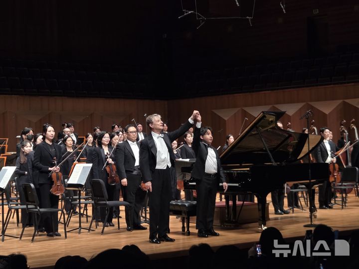 [서울=뉴시스] 조기용 기자 = 지난 1일 서울 서초구 예술의전당 콘서트홀에서 '2026 예술의전당 교향악축제' 개막공연이 열렸다. 이날 무대에 오른 국립심포니오케스트라 예술감독 로베르토 아바도과 협연자인 피아니스트 빈센트 옹이 공연 후 객석에 인사하고 있다. 2026.04.02. excuseme@newsis.com