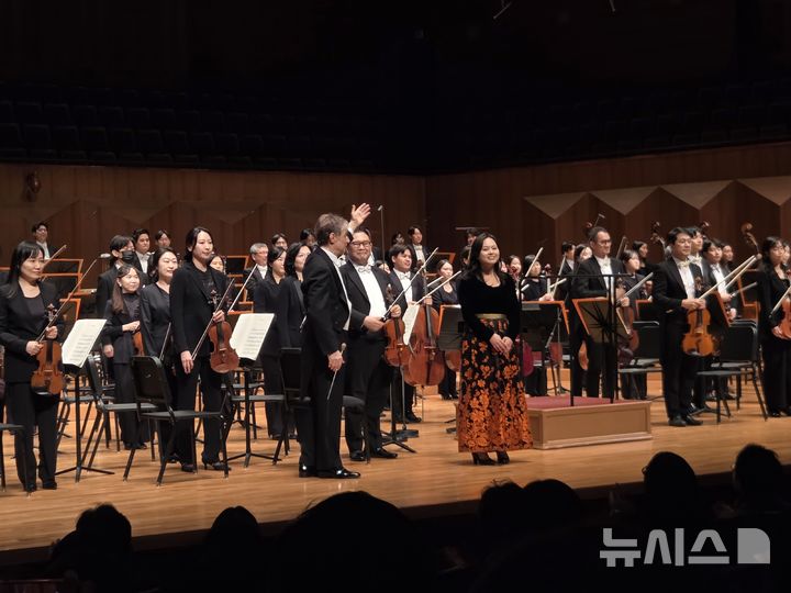 [서울=뉴시스] 조기용 기자 = 지난 1일 서울 서초구 예술의전당 콘서트홀에서 '2026 예술의전당 교향악축제' 개막공연이 열렸다. 이날 무대에 오른 국립심포니오케스트라 예술감독 로베르토 아바도과 상주 작곡가인 그레이스 앤 리가 공연 후 객석에 인사하고 있다. 2026.04.02. excuseme@newsis.com