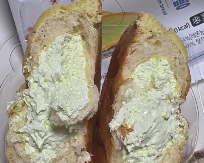 편의점에서 판매하는 '연세우유 명장메론크림빵'에서 악취가 나 먹을 수 없다는 후기가 이어져 유통업체가 제품 전량을 회수했다.(사진=온라인 커뮤니티 갈무리) *재판매 및 DB 금지 *재판매 및 DB 금지