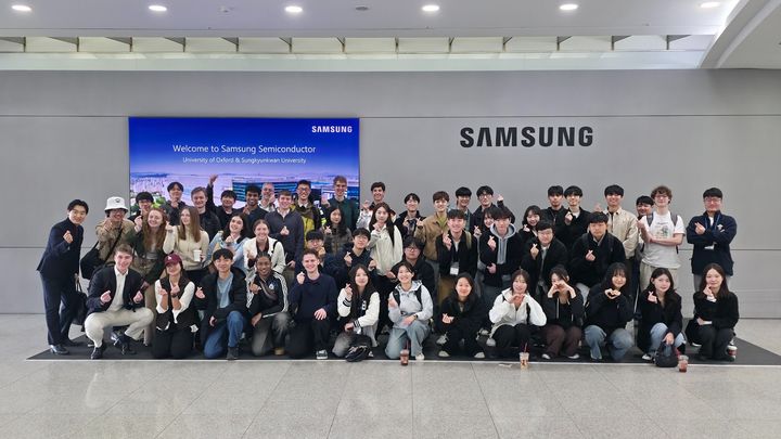 [서울=뉴시스] 성균관대-옥스포드대 학부생들이 삼성전자 반도체 공동 견학을 기념해 단체 사진을 찍고 있다. (사진=성균관대 제공) 2026.04.02. photo@newsis.com *재판매 및 DB 금지