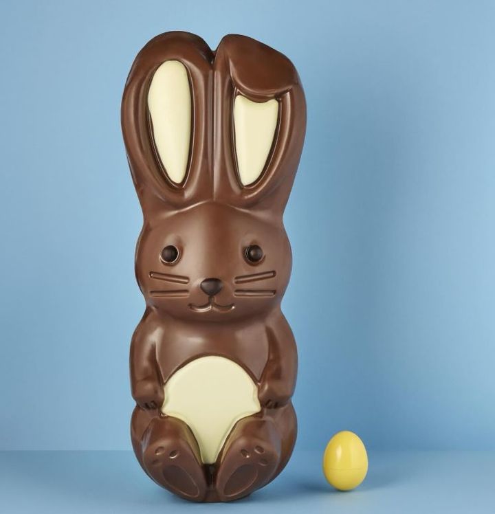 [서울=뉴시스] 미국 코스트코가 판매하는 토끼 모양 초콜릿 '피트 더 버니'는 무게가 무려 10파운드(약 4.5㎏)에 달하고, 온라인 상 가격은 112.97달러(약 17만1700원)다. 열량은 약 2만2650㎉로, 초콜릿 151인분 수준이다. (사진='maudborup' 인스타그램 계정 캡처)
