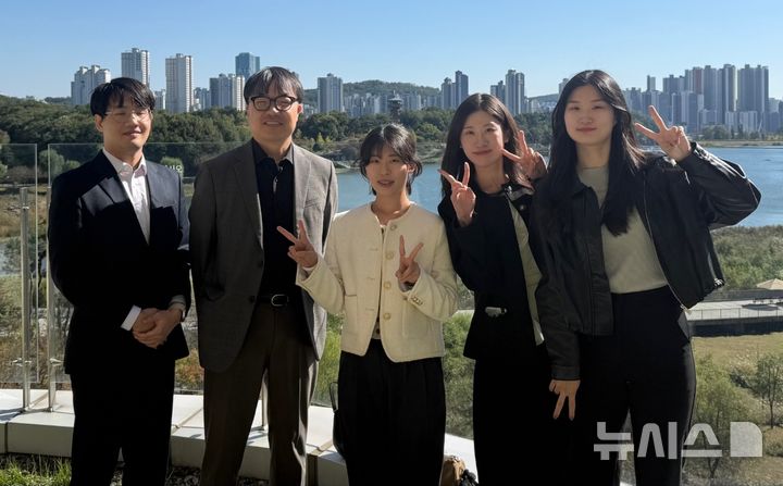 [전주=뉴시스] 전북대학교강준구 교수팀. 정영욱(석사과정·왼쪽부터), 강준구 교수, 최예진(석사과정), 정다은(박사과정), 신윤선(석사과정). (사진=전북대 제공) 2026.04.02. photo@newsis.com 