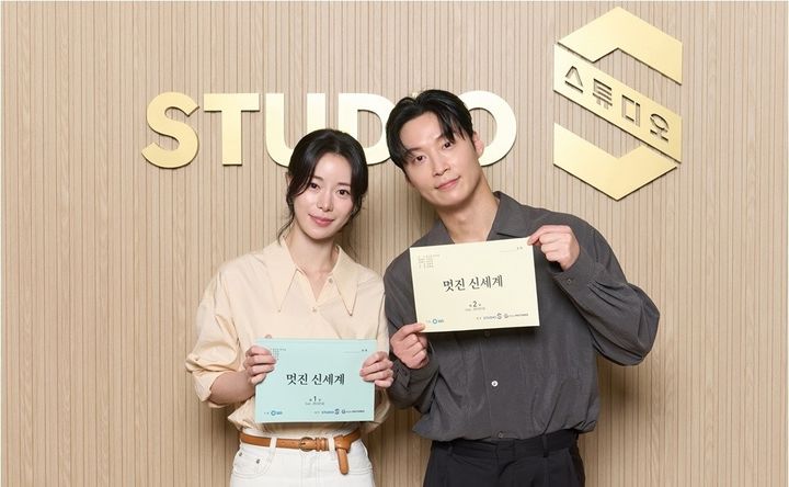 [서울=뉴시스] SBS 새 금토드라마 '멋진 신세계' 측이 배우들의 대본 리딩 현장을 공개했다. 왼쪽부터 배우 임지연, 허남준. (사진=SBS 제공) 2026.04.02. photo@newsis.com *재판매 및 DB 금지