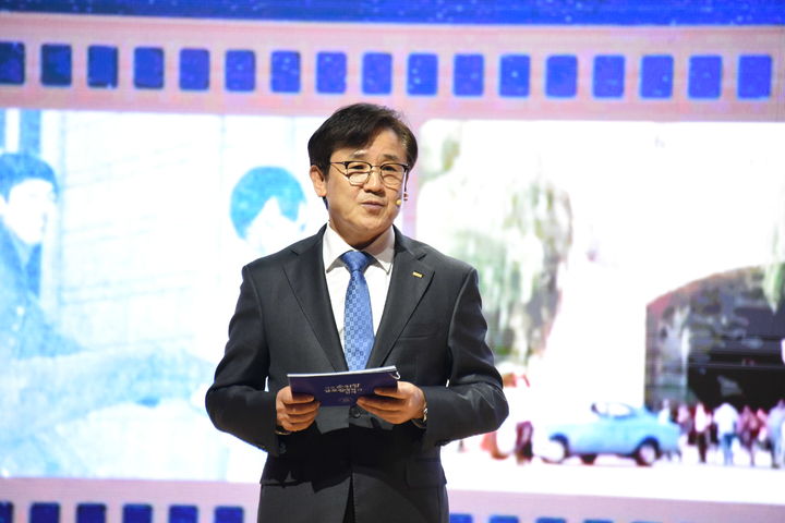 [아산=뉴시스] 최영민 기자=송병국 순천향대학교 총장이 2일 열린 글로컬대학 비전선포식에서 AI의료융합과 관련한 학교의 비전을 소개하고 있다. 2026.04.02 ymchoi@newsis.com *재판매 및 DB 금지