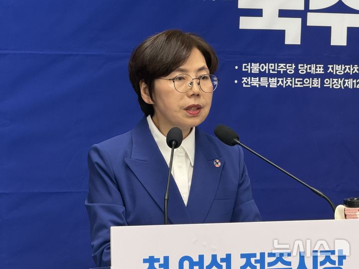 [전주=뉴시스]윤난슬 기자 = 국주영은 예비후보는 2일 전주시청 브리핑룸에서 기자회견을 열고 "원도심 문제는 개발이 아닌 사람 중심으로 접근해야 한다"며 관련 공약을 발표했다. 2026.0.4.02. yns4656@newsis.com