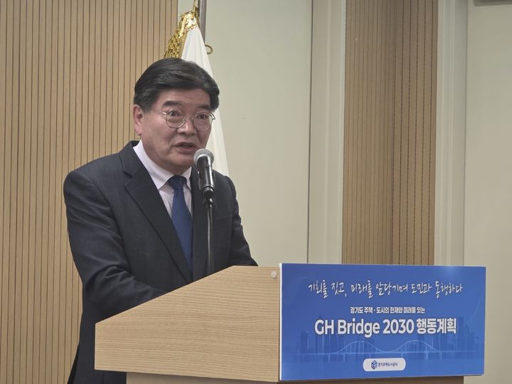 [수원=뉴시스] 박상욱 기자 = 김용진 사장이 2일 기자간담회를 통해 'GH Brige 2030 행동계획'을 발표하고 있다. 2026.04.02. photo@newsis.com *재판매 및 DB 금지