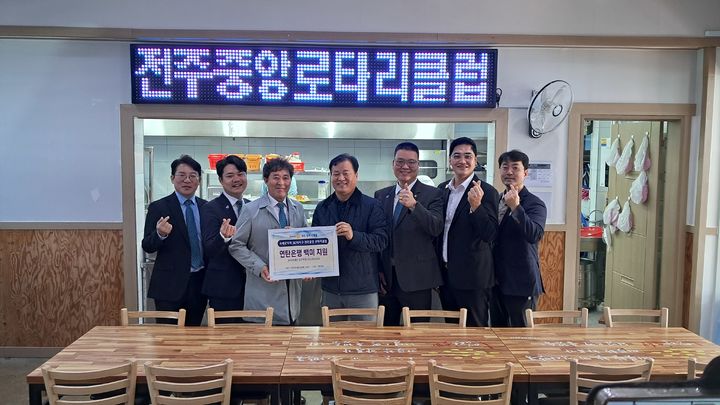 [전주=뉴시스] 전주연탄은행은 전주중앙로타리클럽이 무료배식 프로그램 '화목한 밥상'을 위해 백미를 기탁했다고 2일 밝혔다. (사진=전주연탄은행 제공) 2026.04.02. photo@newsis.com *재판매 및 DB 금지