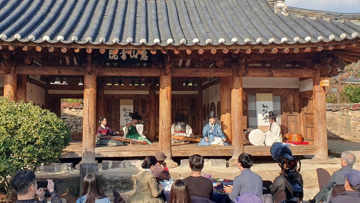 [밀양=뉴시스] 혜산서원에서 선비풍류 공연이 펼쳐지고 있다. (사진= 밀양시 제공) 2026.04.03. photo@newsis.com *재판매 및 DB 금지