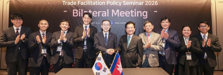 [서울=뉴시스] 이명구 관세청장(왼쪽서 다섯번째)이 1일 서울에서 쿤념 캄보디아 관세소비세총국장과 합동단속 작전 협력 약정을 체결한 뒤 참석자들과 기념촬영을 하고 있다.(사진=관세청 제공) *재판매 및 DB 금지