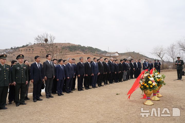[베이징=뉴시스] 왕야쥔 주북한 중국대사는 지난달 31일 청명절을 맞아 평안북도 정주시와 구성시를 각각 방문해 '중국인민지원군 열사묘'를 참배했다고 2일 주북 중국대사관이 밝혔다.(사진=주북한 중국대사관 홈페이지 갈무리) 2026.04.02 photo@newsis.com