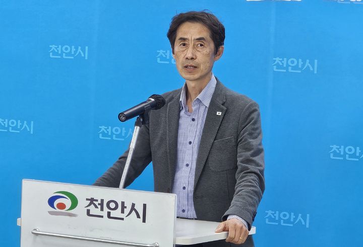 [천안=뉴시스] 최영민 기자=전옥균 이웃사촌무료법률상담소장이 2일 민주당 장기수 천안시장 예비후보의 사퇴를 촉구하고 나섰다. 2026.04.02 ymchoi@newsis.com *재판매 및 DB 금지