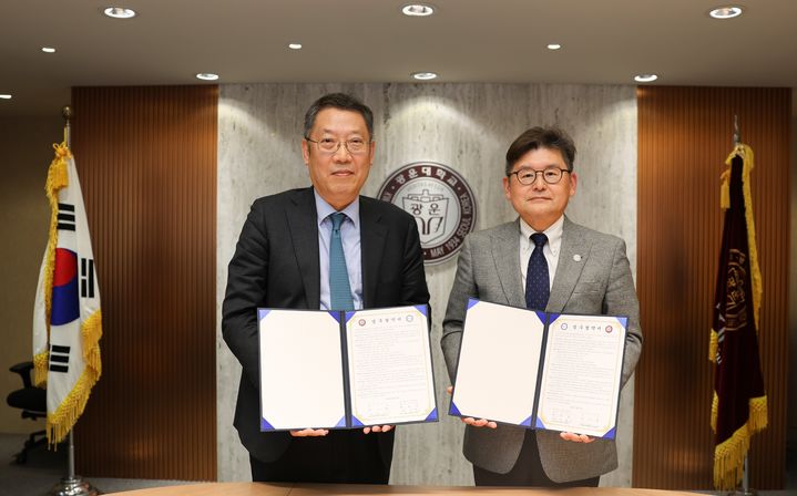 [서울=뉴시스] 윤도영(왼쪽) 광운대 총장과 박진호 켄텍 총장직무대행이 3월 31일 업무협약식에서 기념 촬영을 하고 있다. (사진=광운대 제공) 2026.04.02. photo@newsis.com *재판매 및 DB 금지